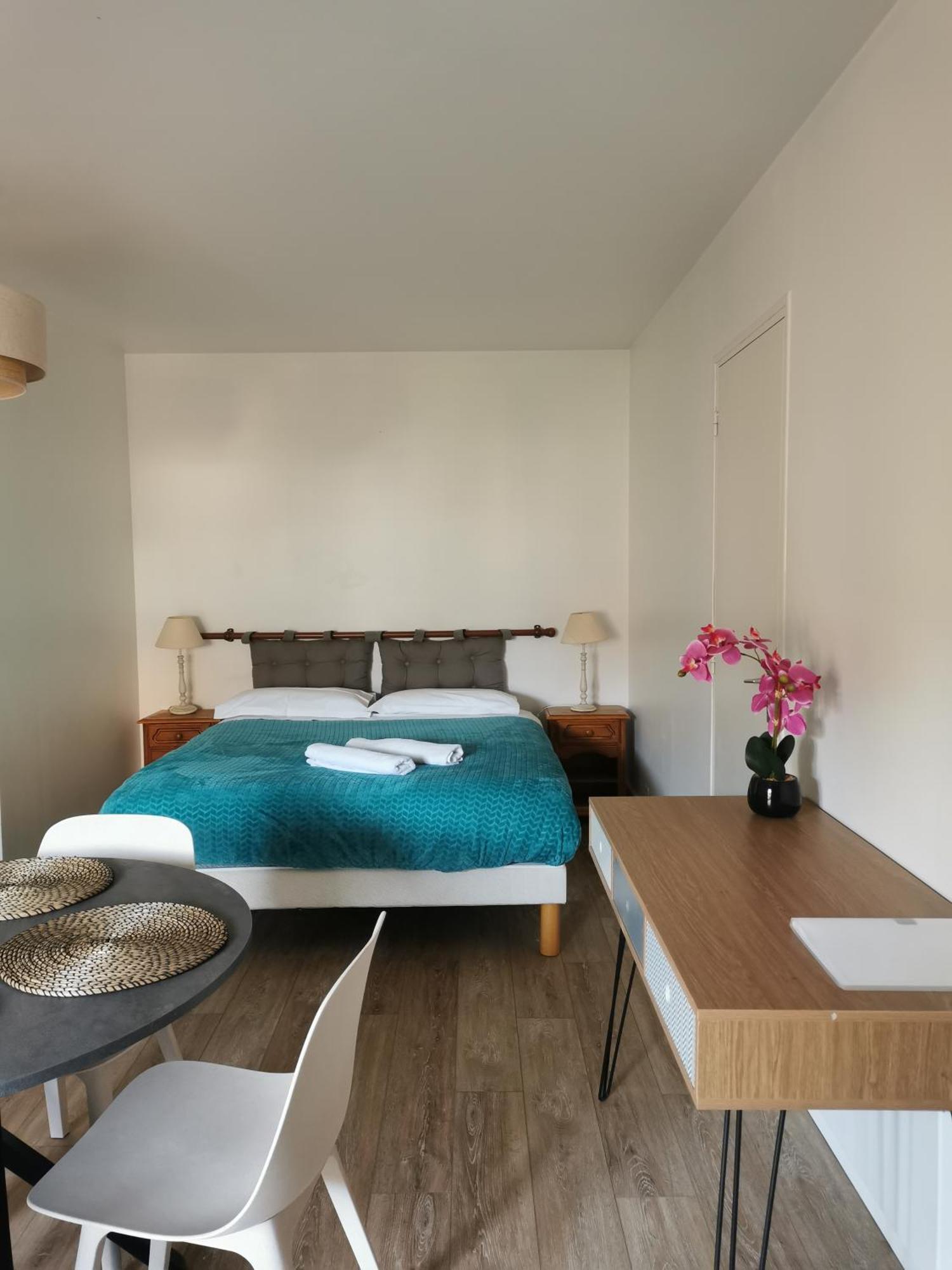 Des Abeilles Apartment *